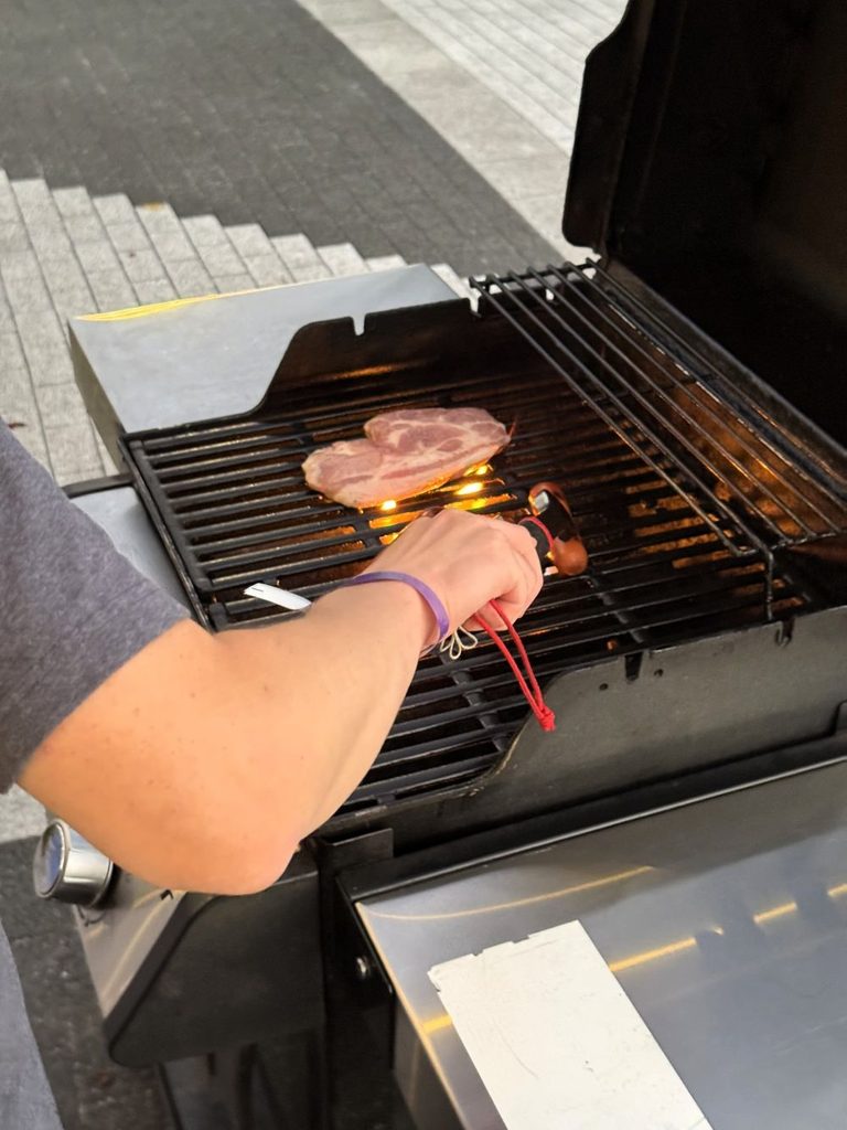 「O.GARDEN GRILL」で食材を焼く様子