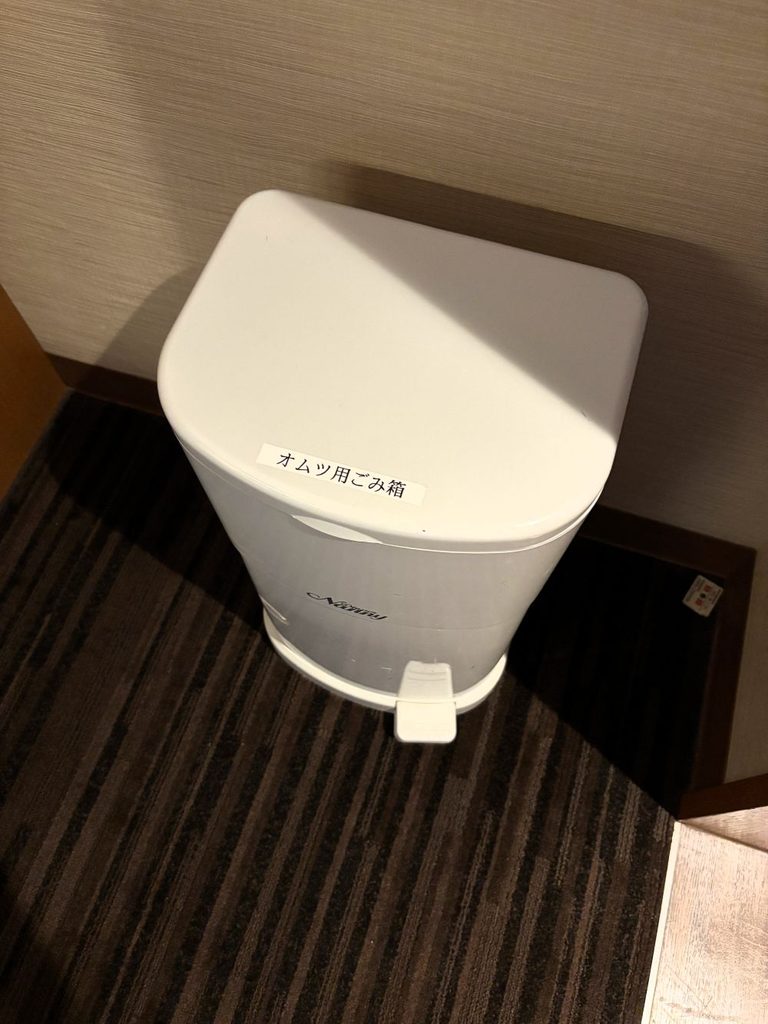 「ラフォーレ伊東温泉 湯の庭」のおむつ用ごみ箱の写真