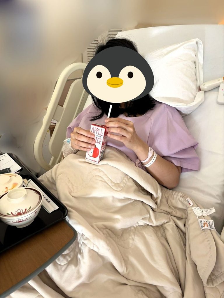 LDRでアップルジュースを美味しく飲んでいる妻の写真