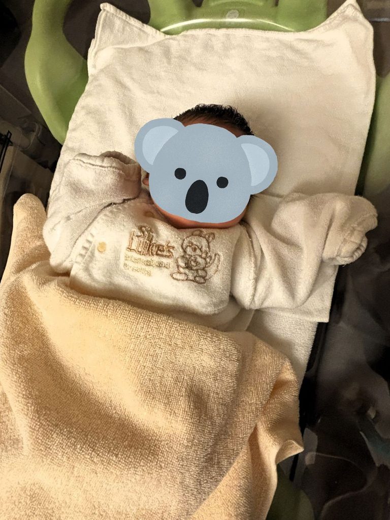 ベビーベッドで寝ている赤ちゃんの写真
