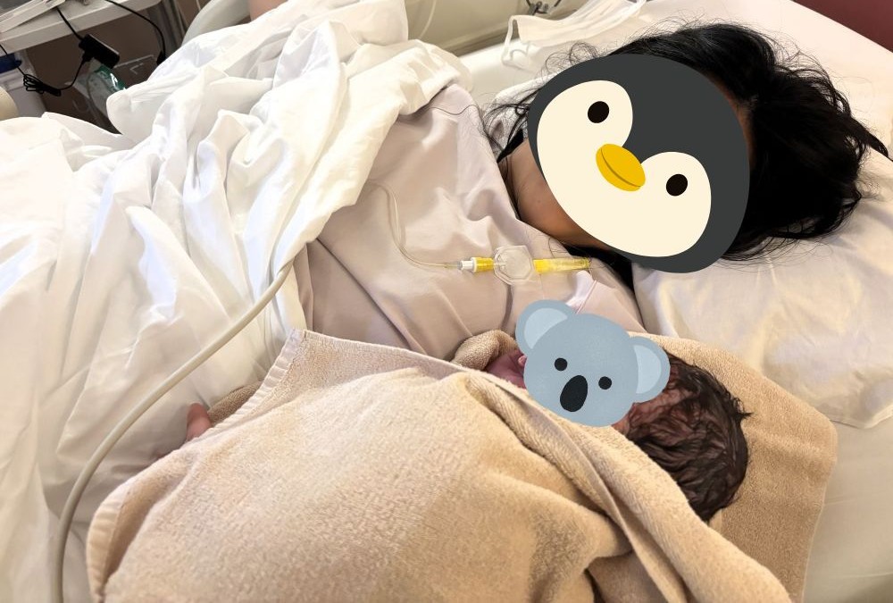 出産直後のママと赤ちゃんのツーショット